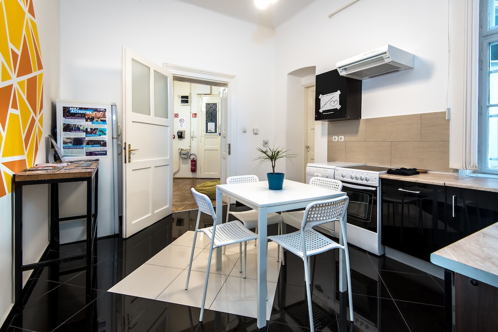 Avenue Hostel 32/50