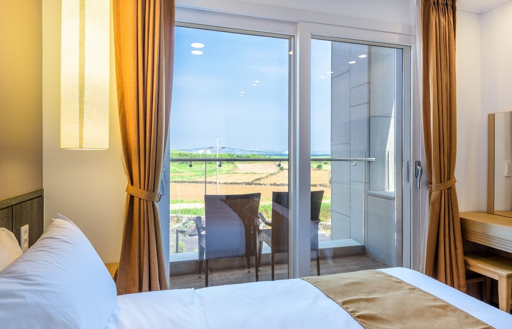 Thira Hotel 13/35
