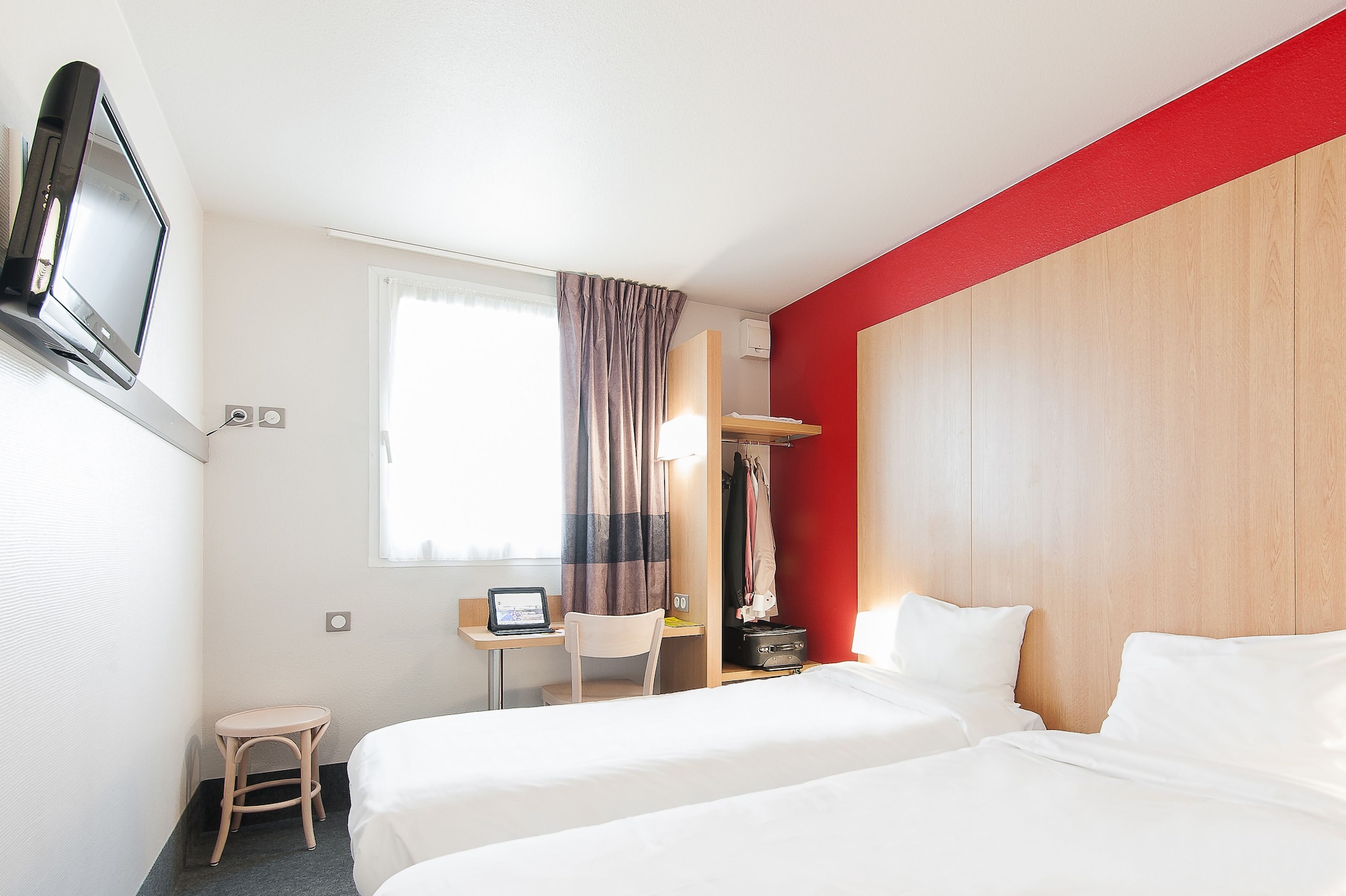ROOM, TWIN BEDS