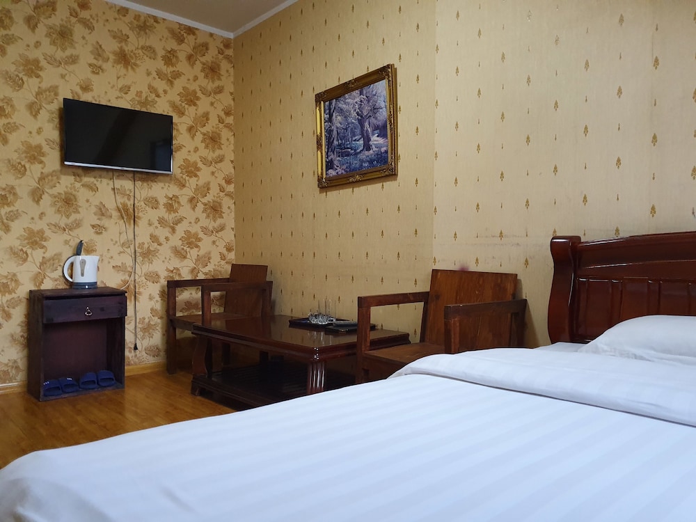 Land Hotel 8/50