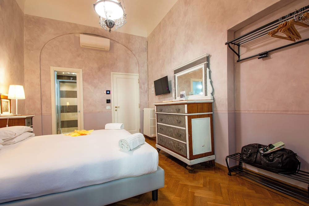 ROOM, DOUBLE BED