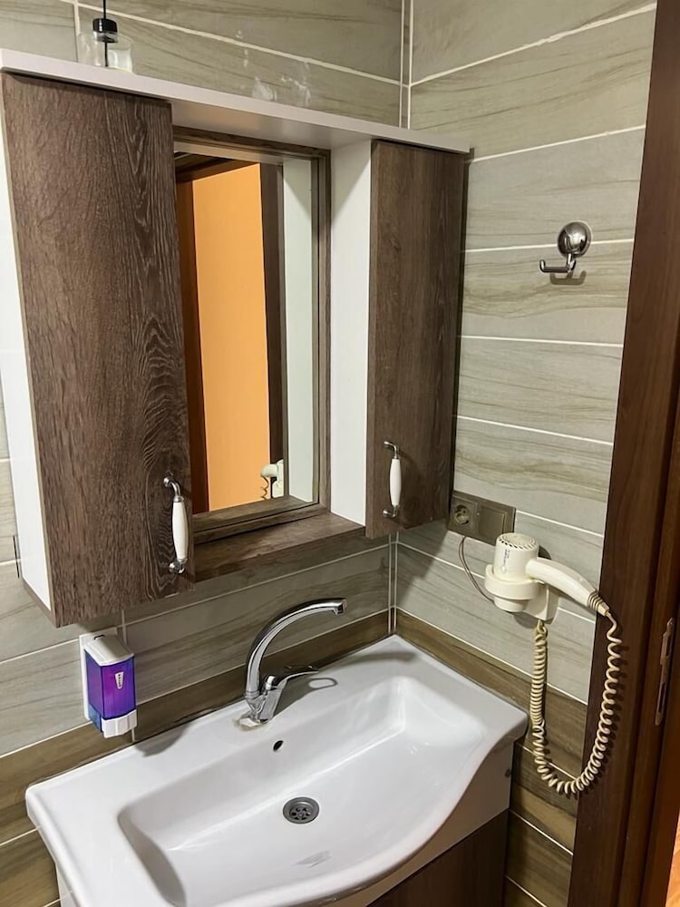 SANLI HOTEL 59/62