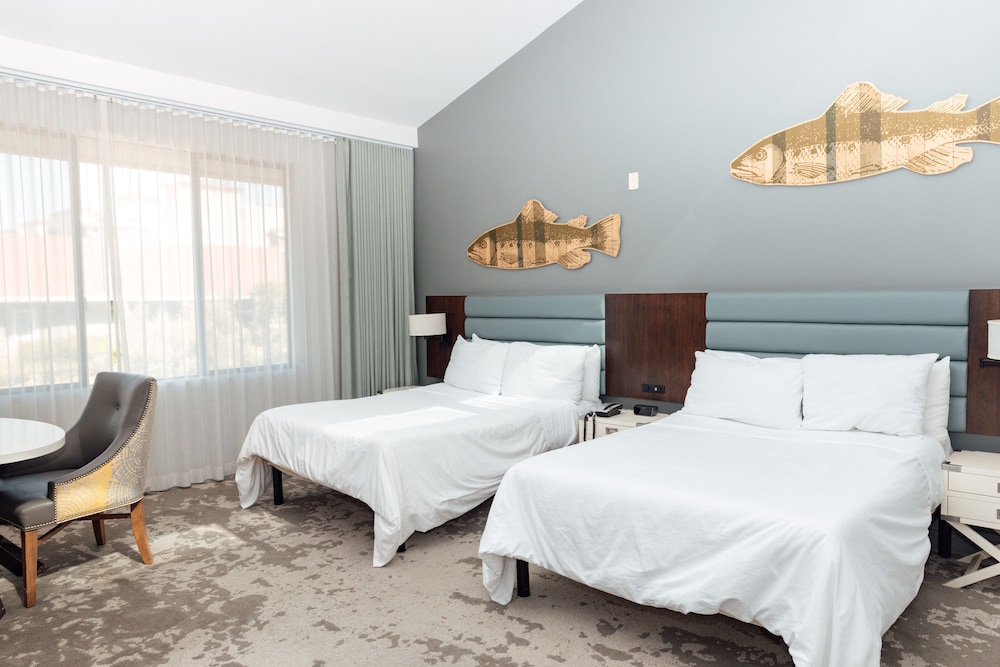 Lakehouse Hotel and Resort 20/100