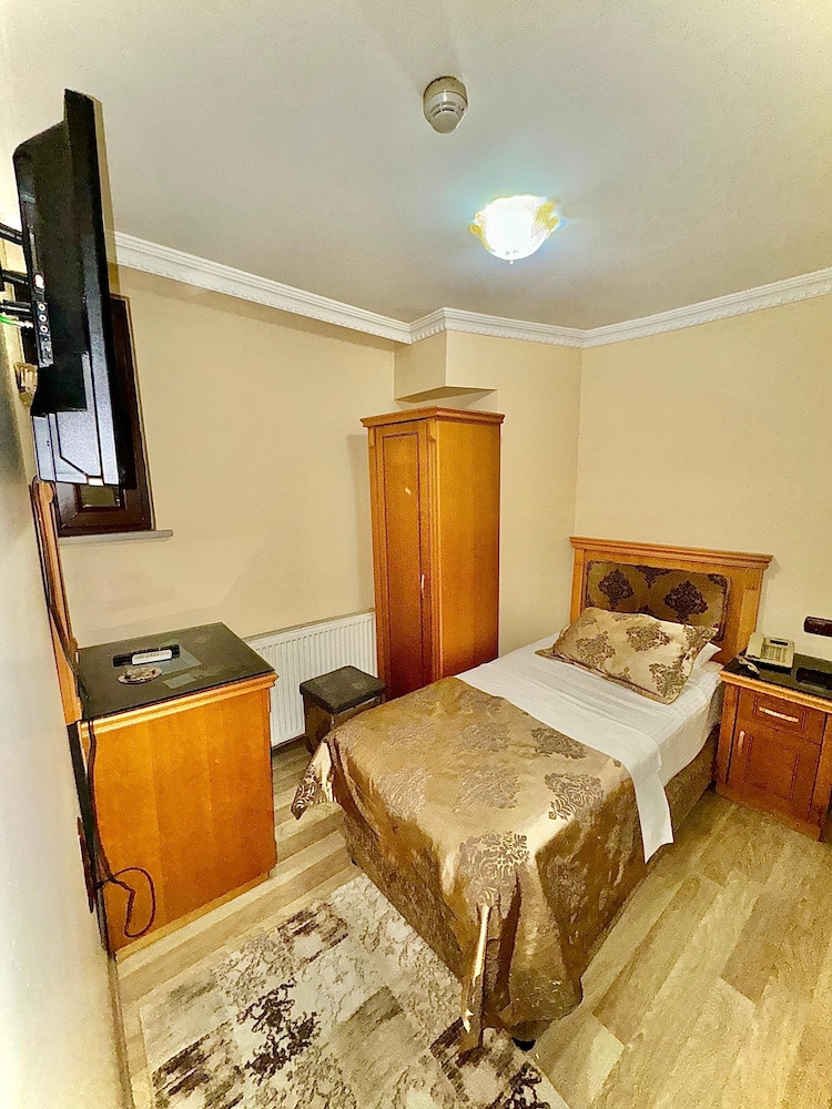 ROOM, SINGLE