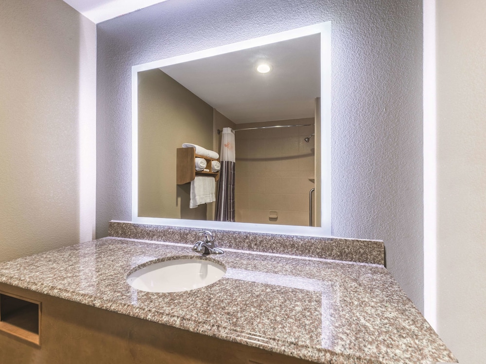 La Quinta Inn & Suites by Wyndham Tulsa - Catoosa Route 66 34/36
