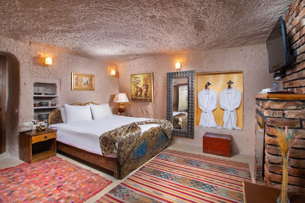 Cave, King Bed