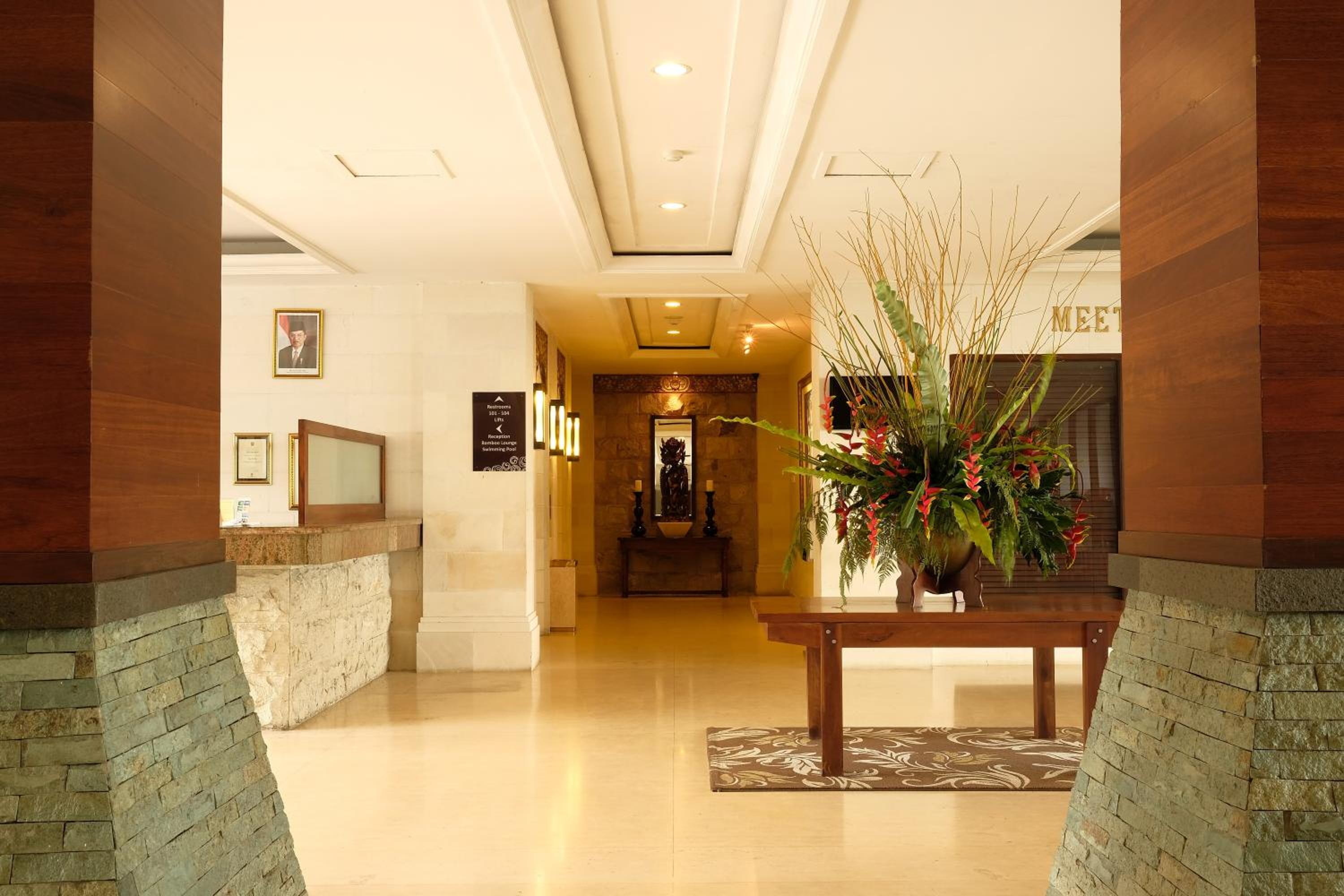 The Grand Hill Bistro Cafe Resort Hotel 8/57