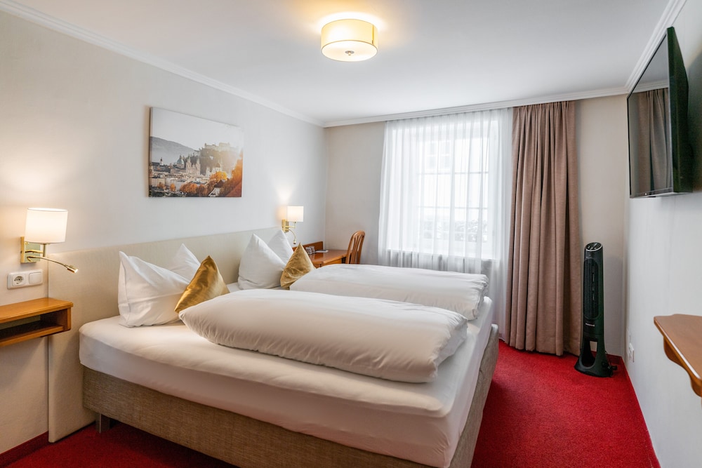 ROOM, DOUBLE BED