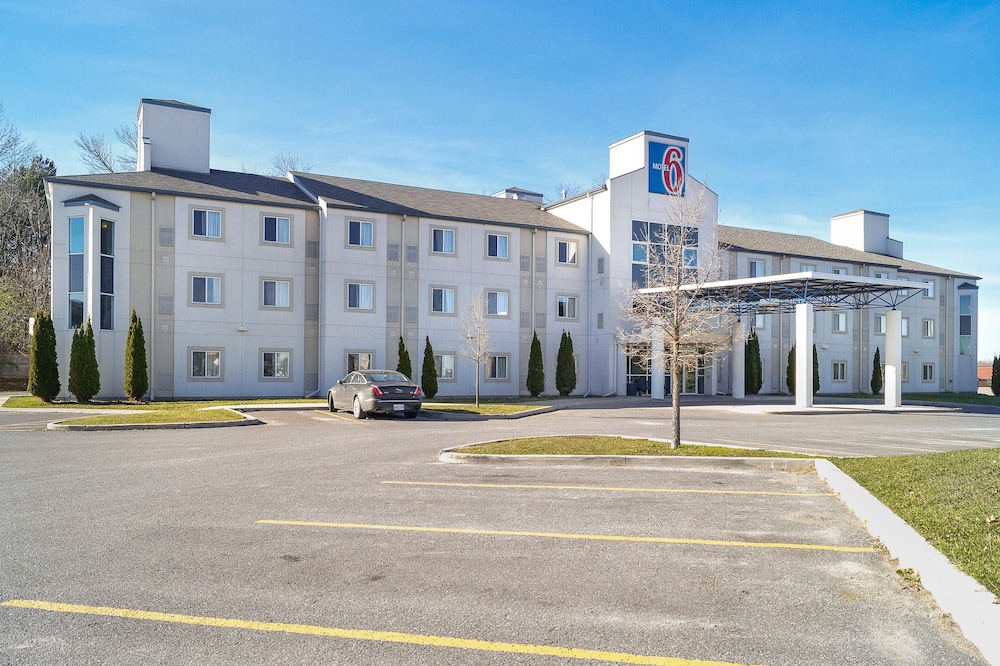 Motel6 Peterborough, ON 35/37