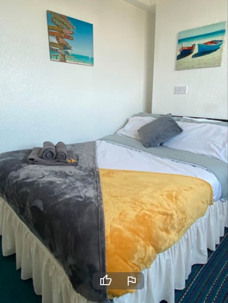 Room at OYO Tudor Lodge - Redcar Beach, REDCAR AND CLEVELAND