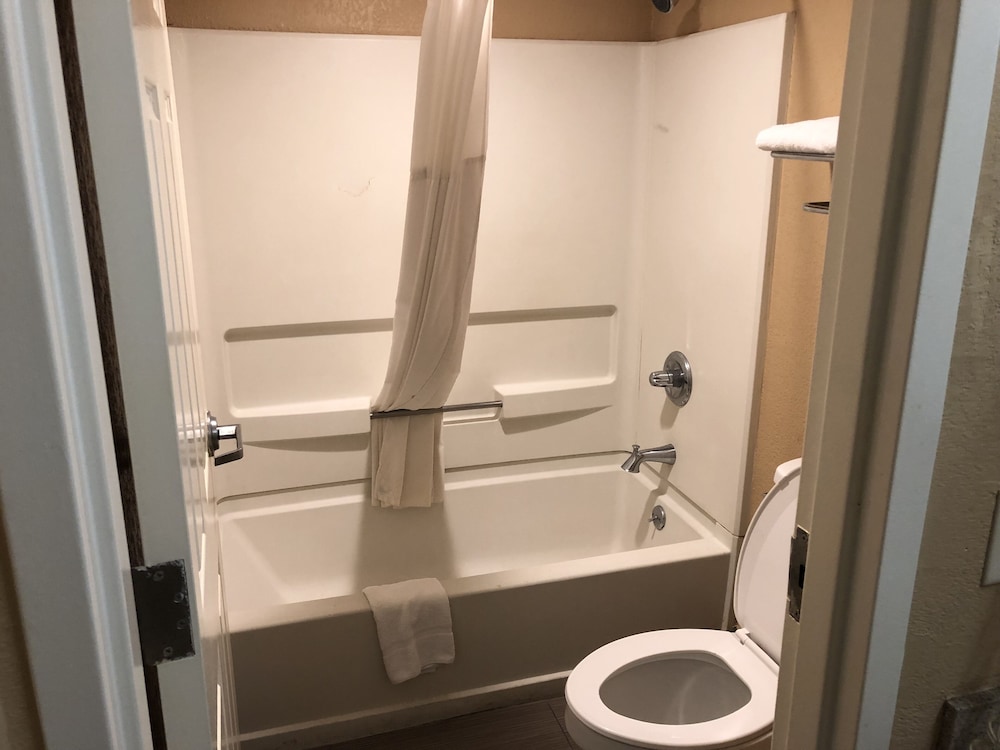 Days Inn By Wyndham Columbus 6/54
