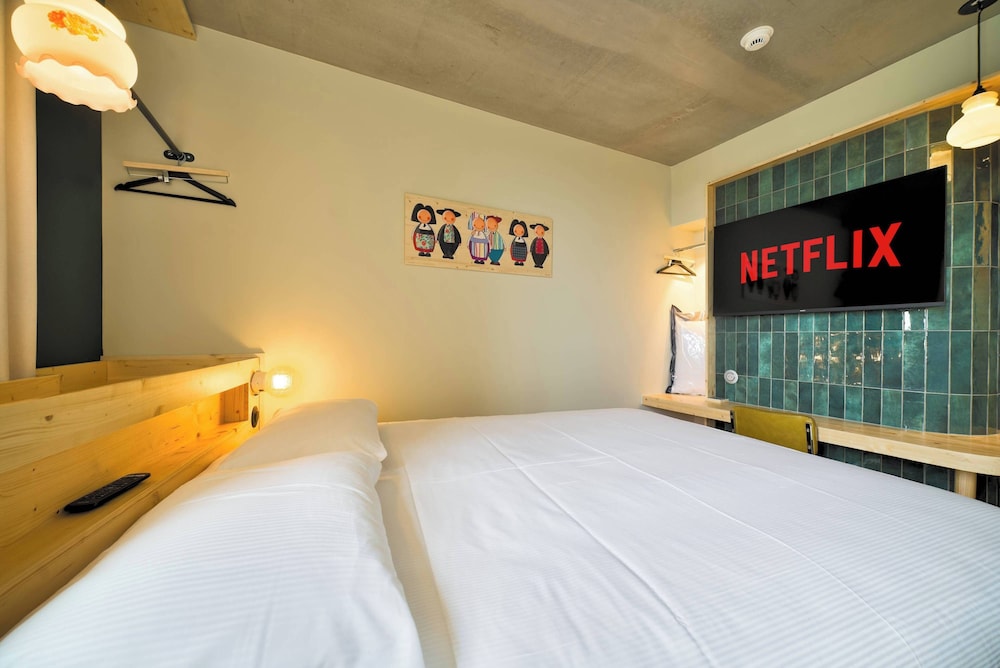 Pop, Double Bed