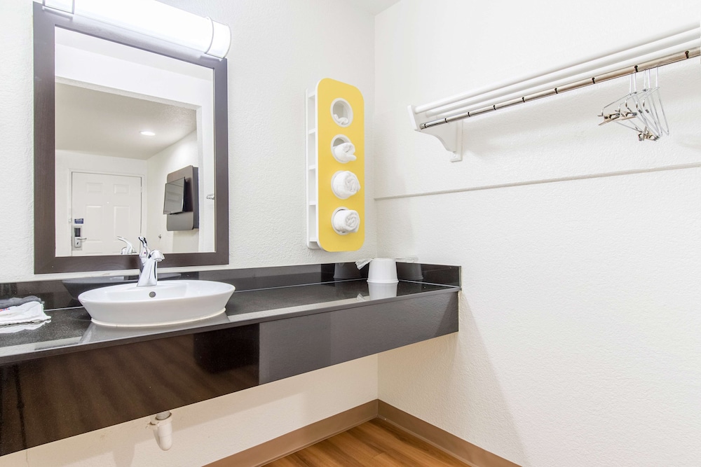 Motel6 Ontario, CA - Airport 60/61