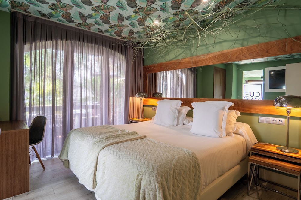 Superior, Double Bed, Pool View, Cuevas I Y Ii 3/10