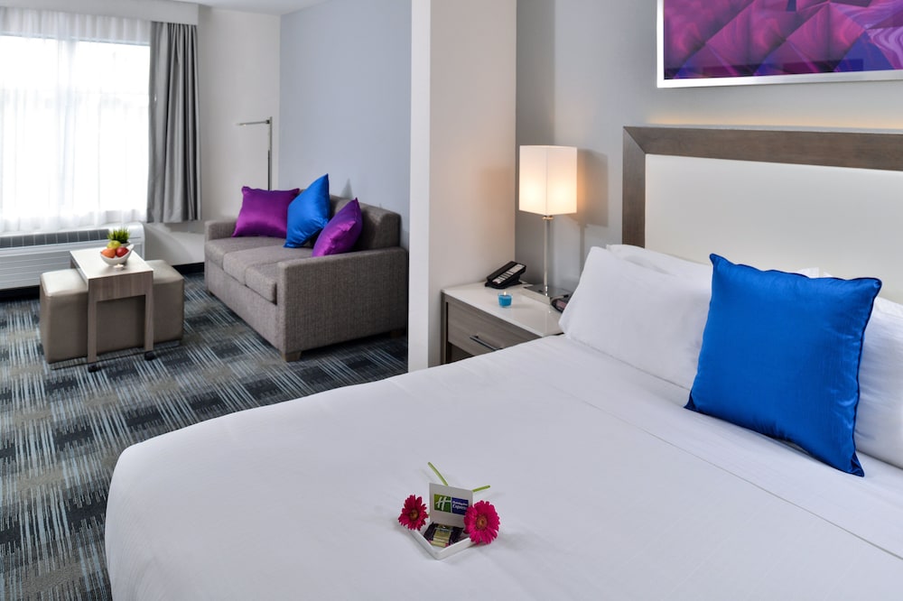Holiday Inn Express & Suites San Diego - Mission Valley 12/61