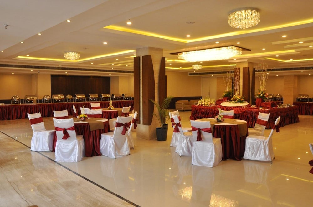 SAPNA CLARKS INN 41/47