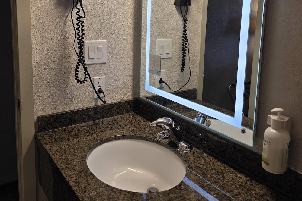 Super 8 by Wyndham Swift Current 43/46