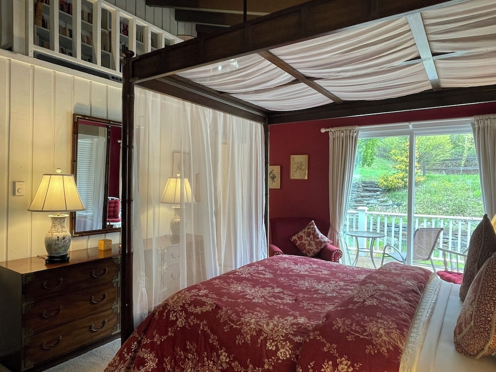 Orchid, Queen Bed