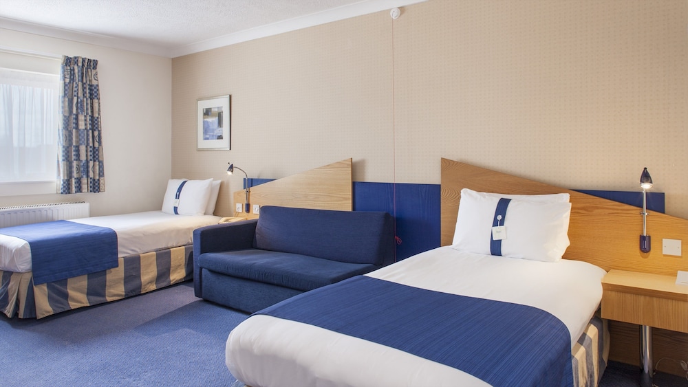 HOLIDAY INN EXPRESS KASSAM STADIUM 27/72