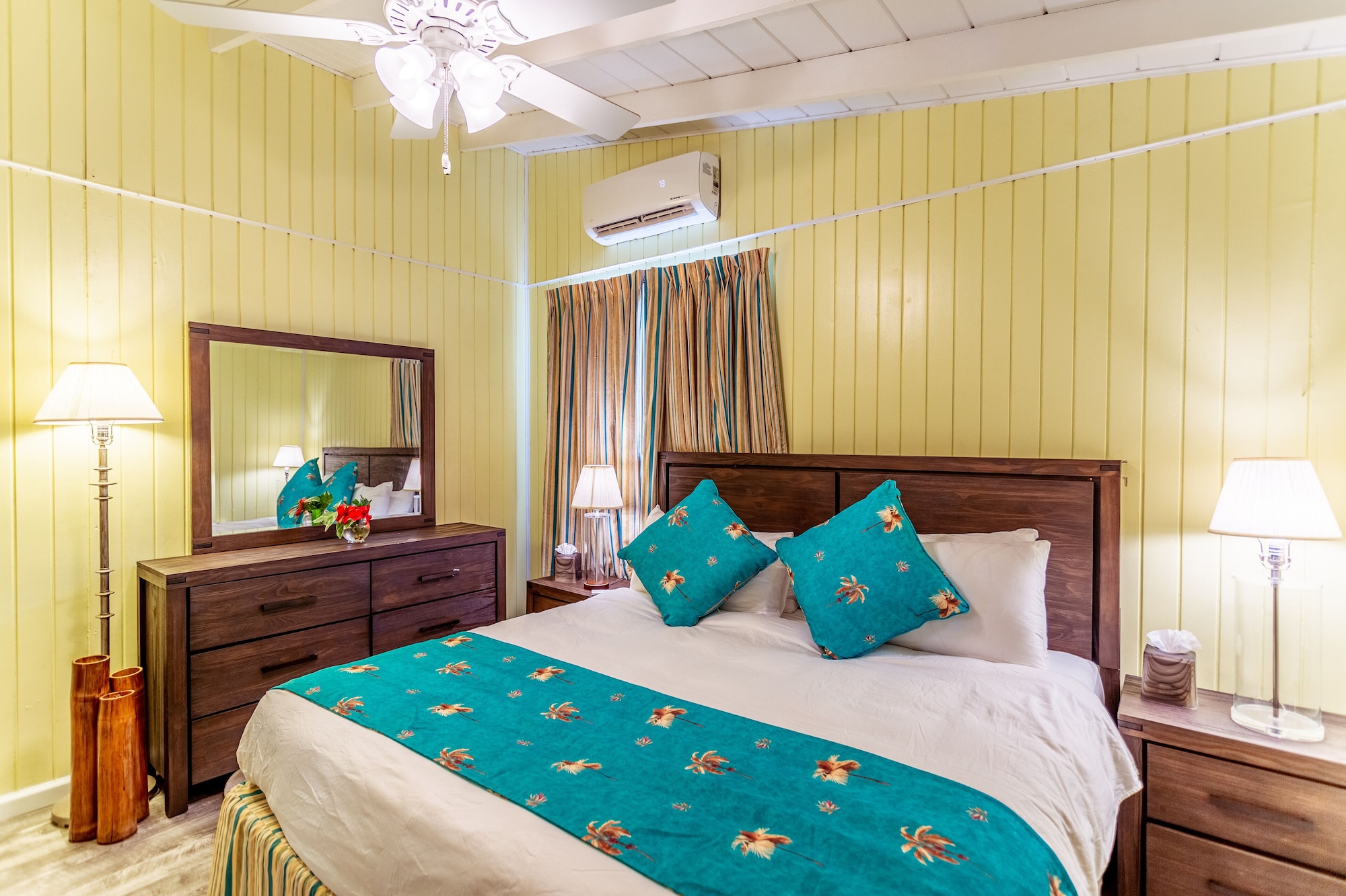 Tropical, Standard, Queen Bed, Garden View