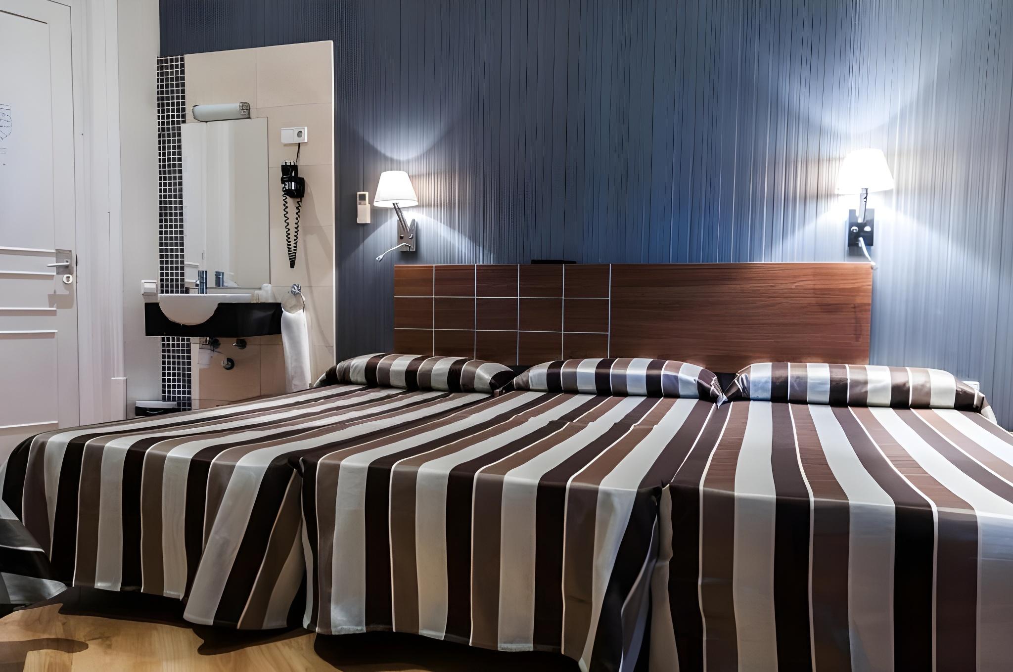 ROOM, QUADRUPLE, SHARED BATHROOM