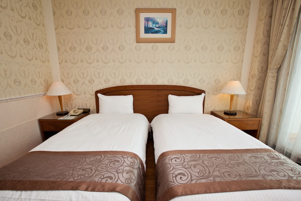 Lakeside Resort Hotel 9/50