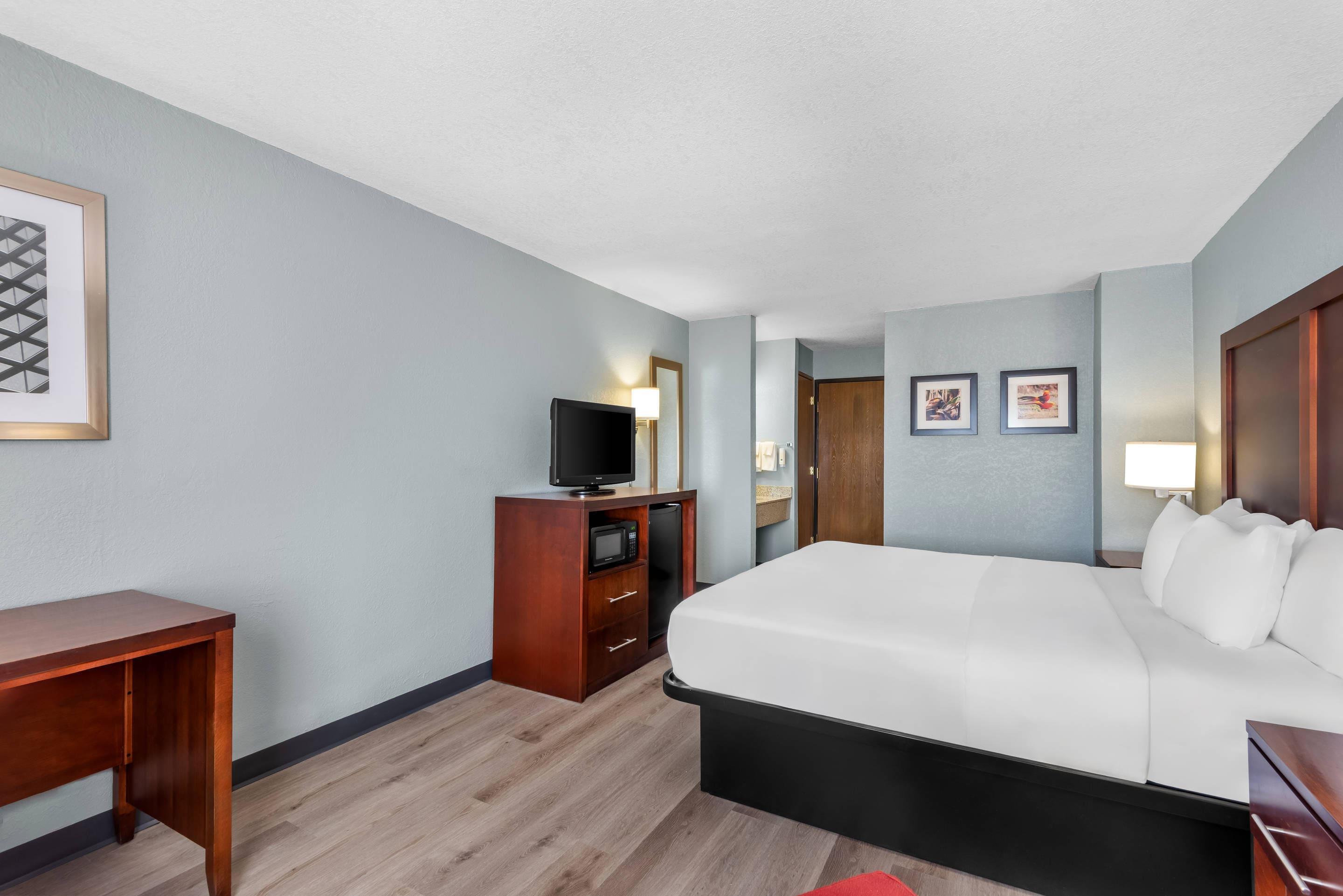 غرفة بسرير مزدوج، Quality Inn Waverly IA 2/9