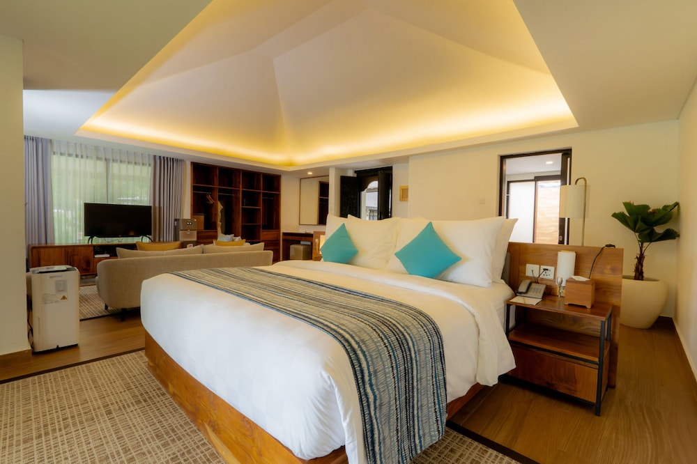 PREMIUM, CHALET, SUITE, KING BED, GARDEN AREA