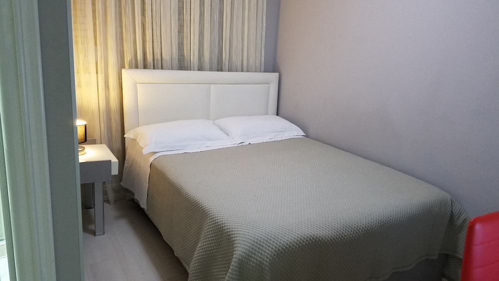 ROOM, SINGLE