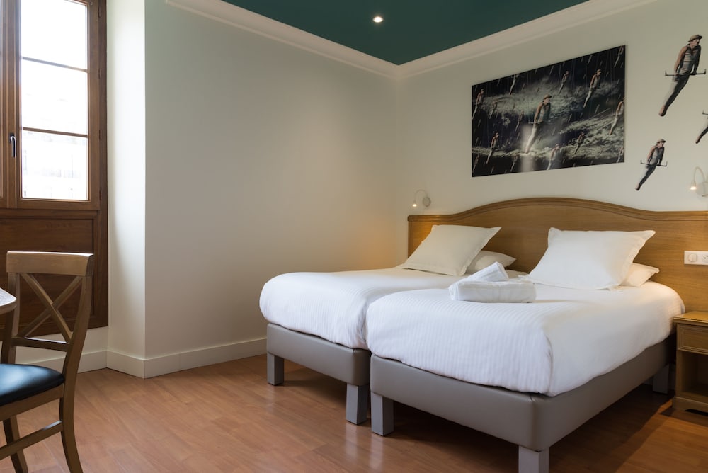 COMFORT, TWIN BEDS