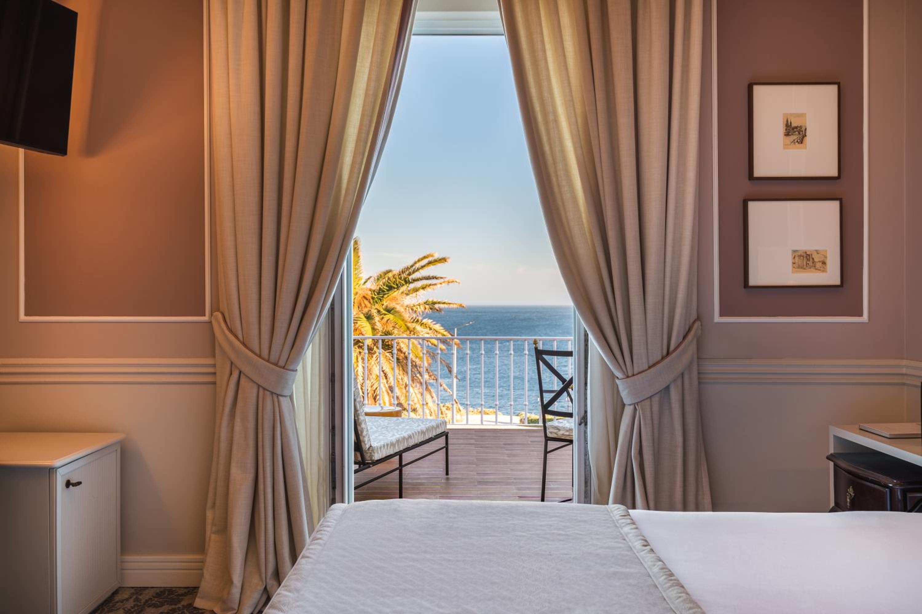 غرفة بريميوم بسرير مزدوج بإطلالة على البحر بشرفة، Hotel Senhora Da Guia 5/10