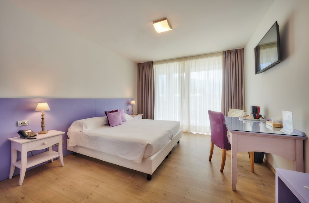 Tullio Hotel 12/47
