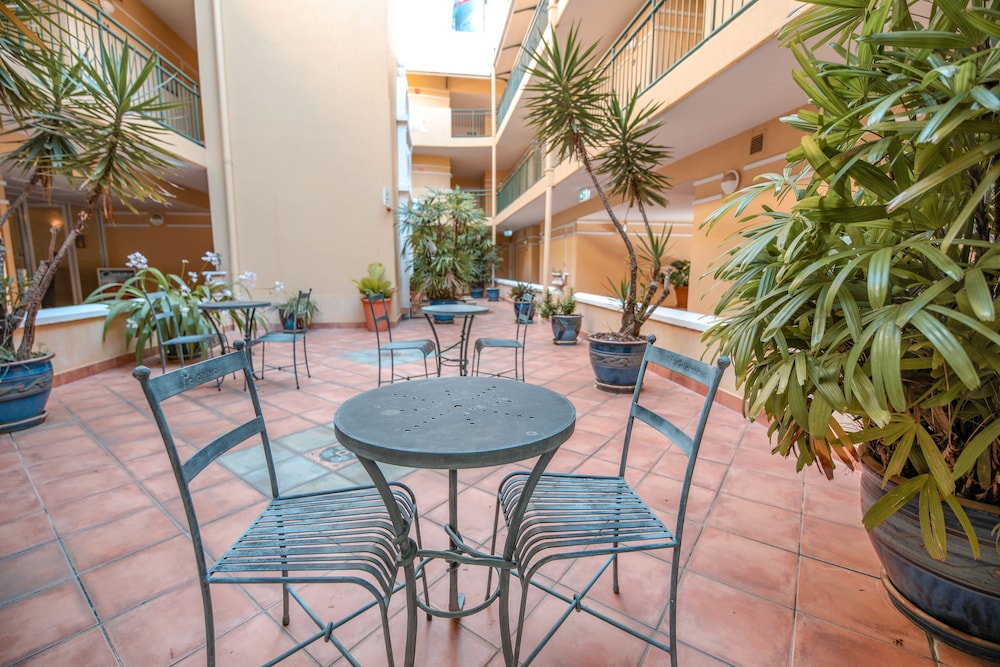 Il Palazzo Boutique Apartment Hotel 44/50