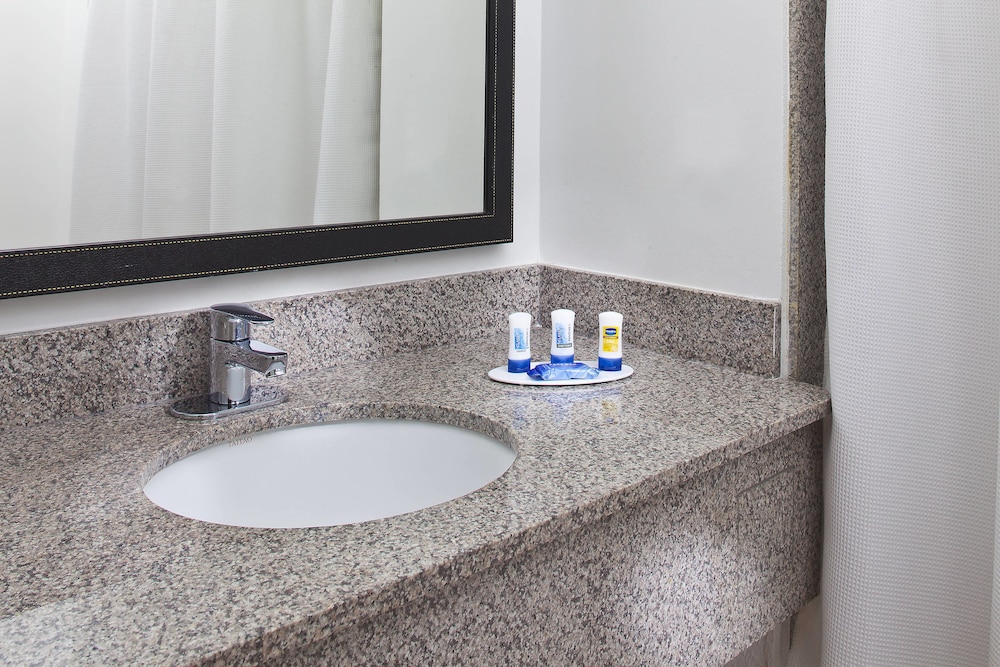 Fairfield Inn Suites By Marriott Houston Hobby Airport 10/28