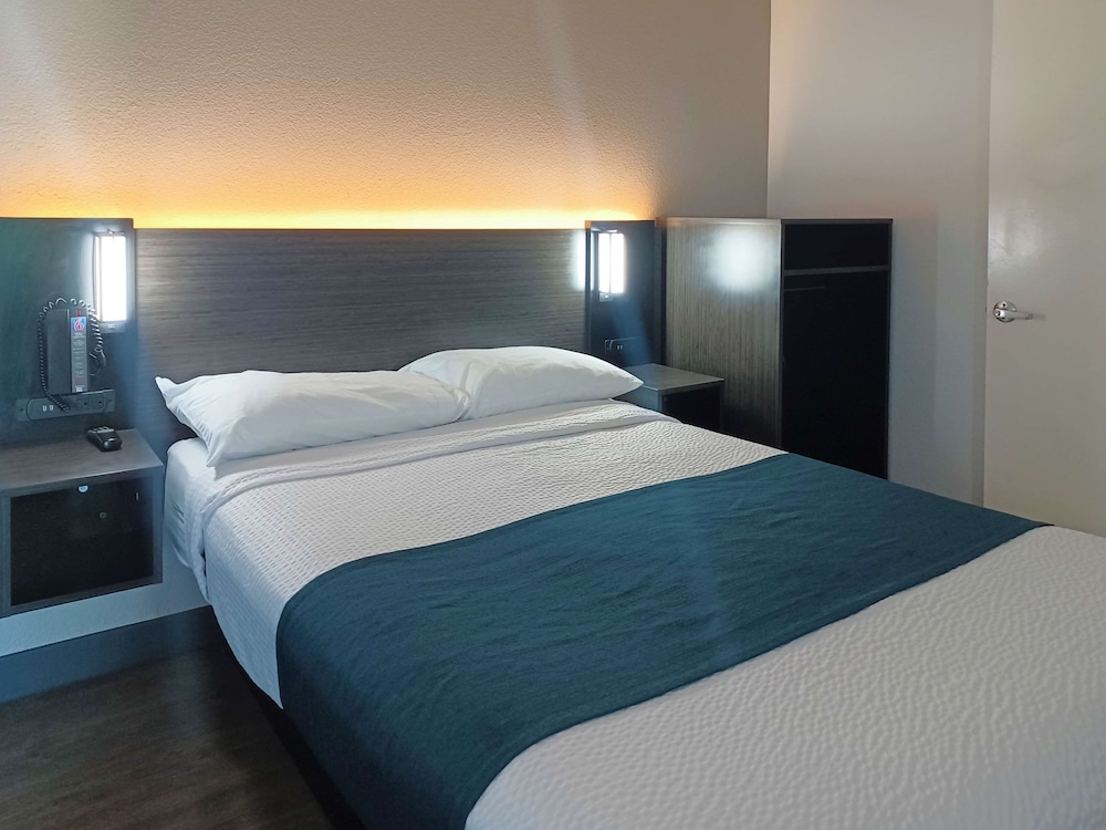 DELUXE, DOUBLE BED, ACCESSIBLE