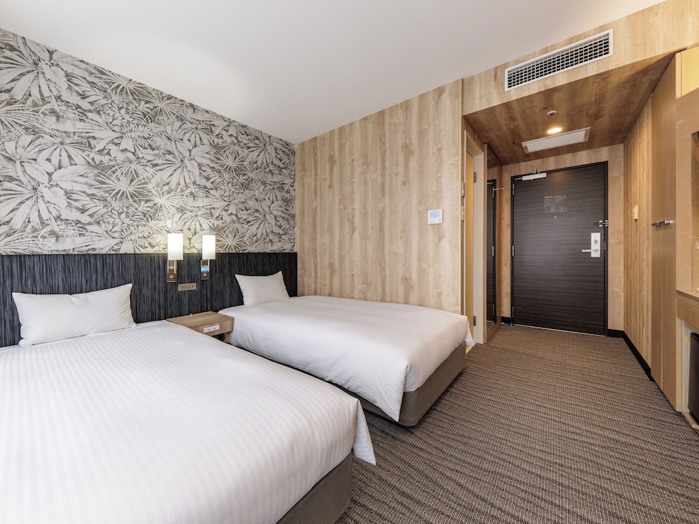 غرفة قياسية بسريرين منفصلين