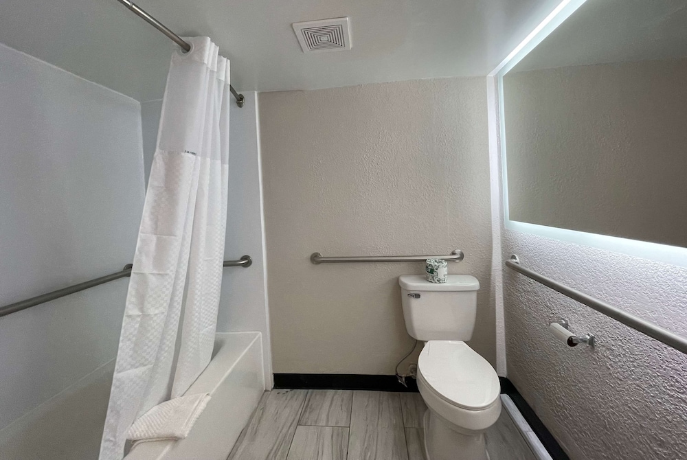 Days Inn & Suites by Wyndham Port Huron 3/12