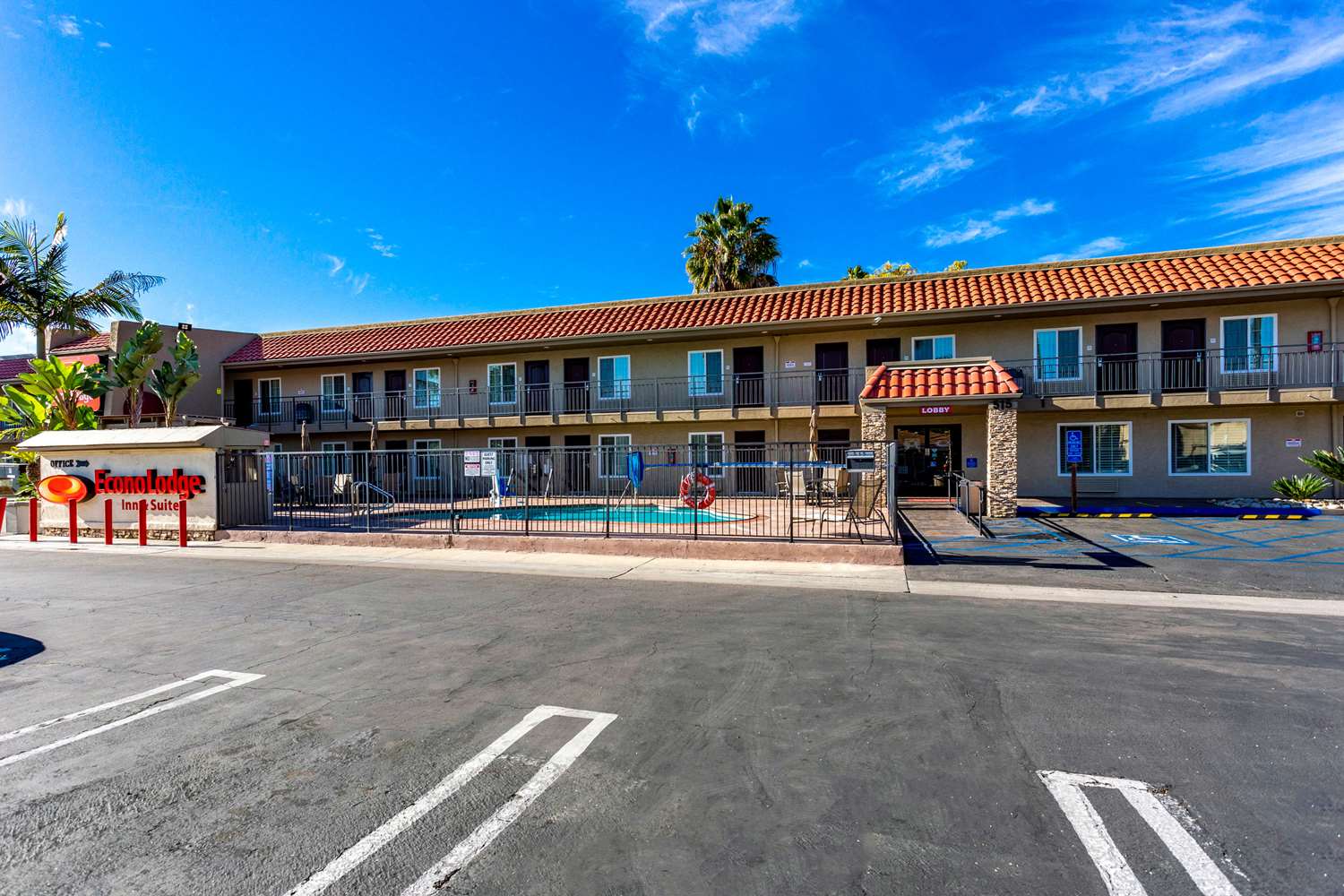 Econo Lodge Inn & Suites Escondido Downtown 35/48