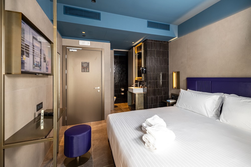 ROOM, DOUBLE BED, CITY VIEW