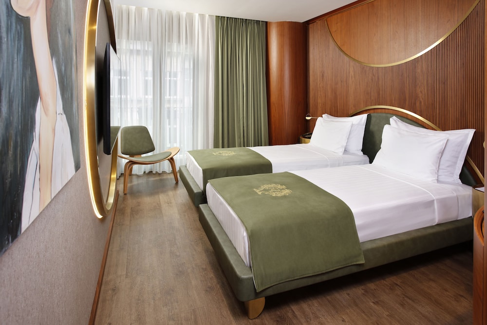 DELUXE, DOUBLE OR TWIN BED