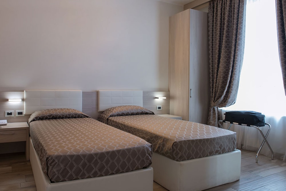 EXPO HOTEL MILAN 8/30