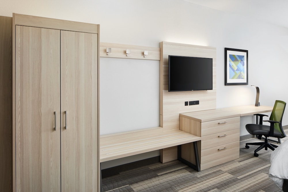 Holiday Inn Express Hotel Suites Salem 41/42