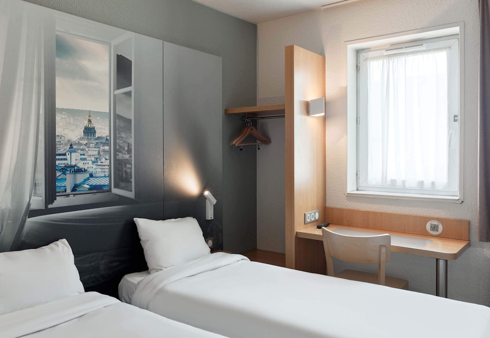 ROOM, TWIN BEDS