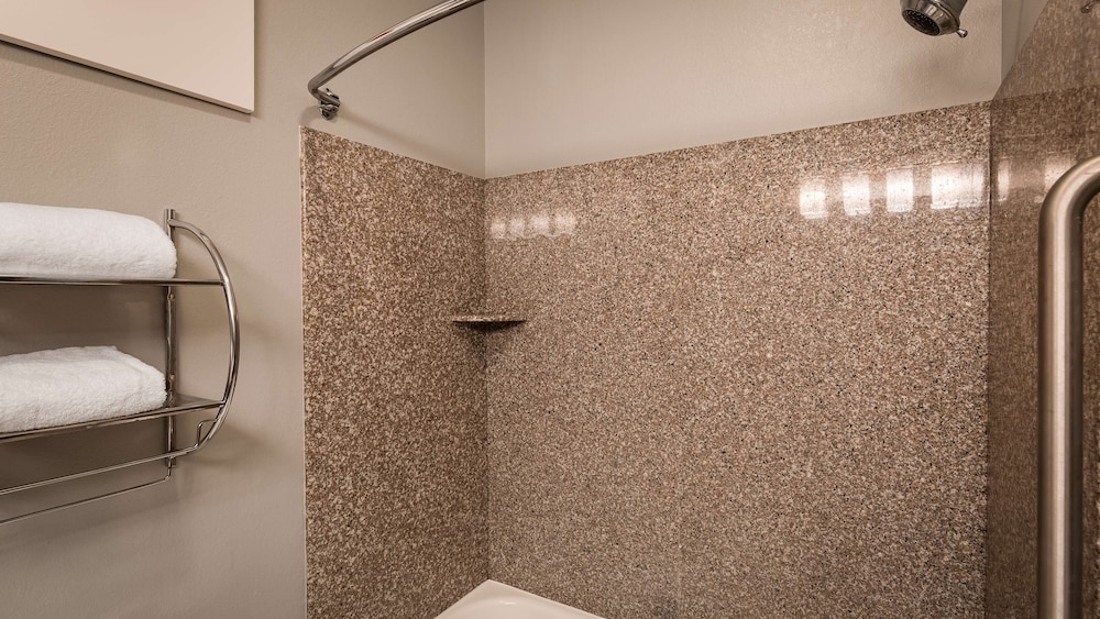 Best Western Plus New Cumberland Inn & Suites 17/35