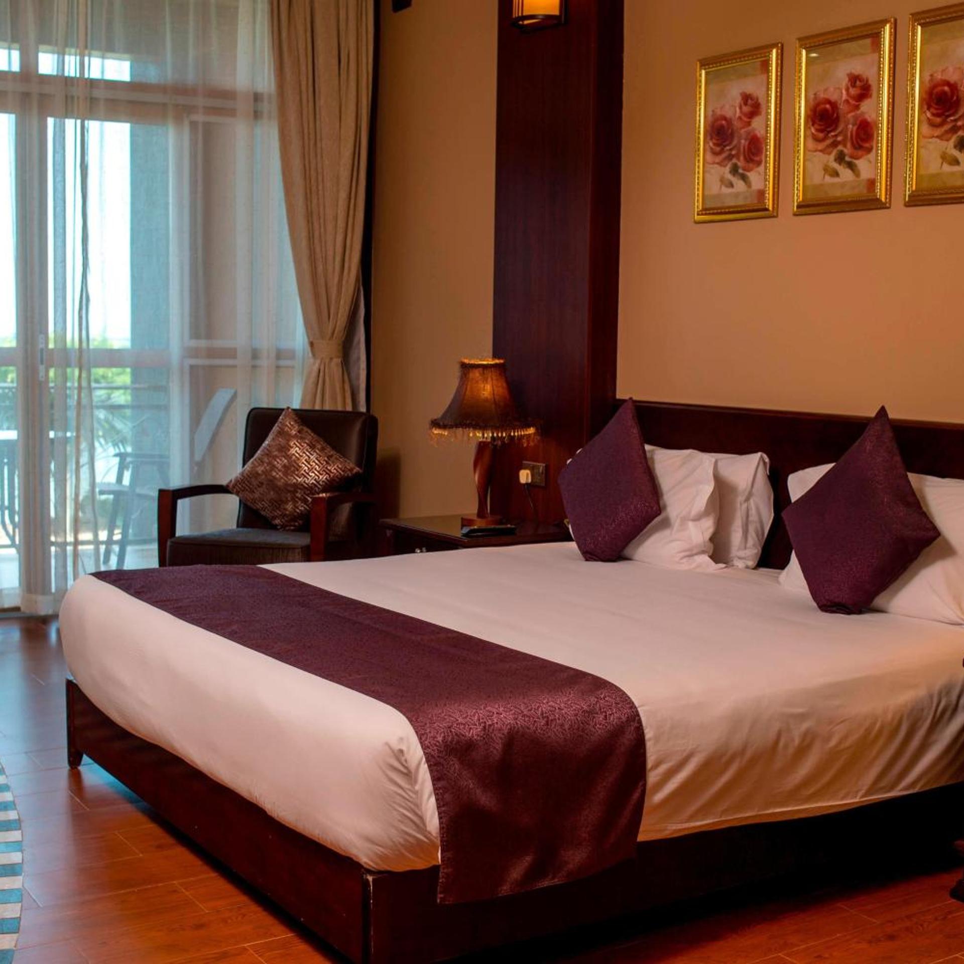 Victoria, Guest Room, Queen Bed, Lake View, Balcony