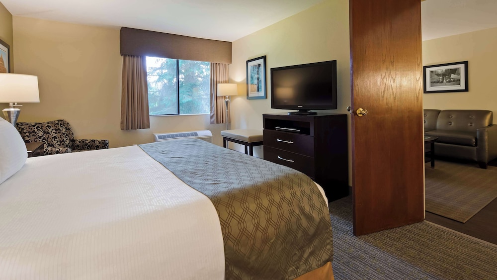 Suite, King Bed, Golf Course View, Living Area، Best Western Plus Plaza by the Green 3/5
