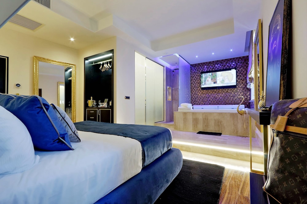 Spanish Diamond Luxury Suites & Jacuzzi 17/39