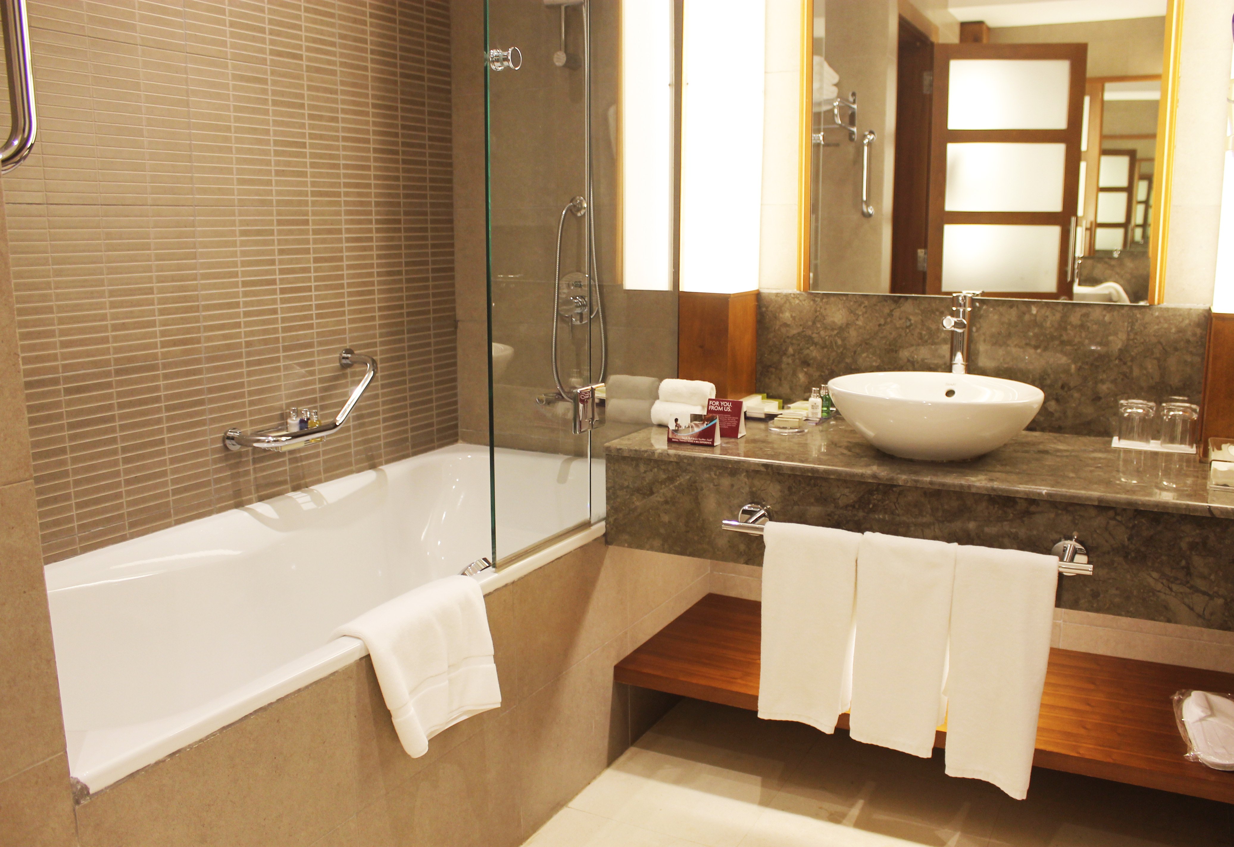 غرفة قياسية بسرير كينج بشرفة مع أريكة، Crowne Plaza Sohar 6/10