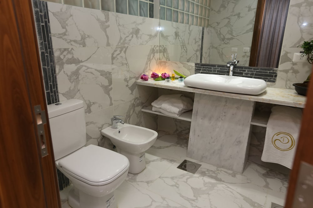 DELORA HOTEL AND SUITES 15/65