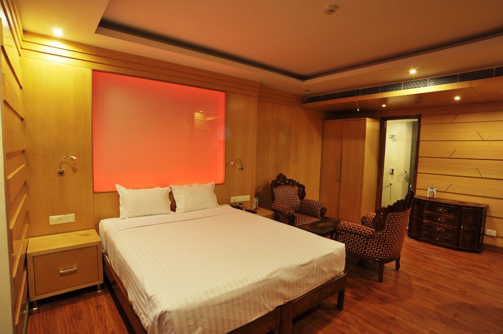 HOTEL EMARALD 11/27